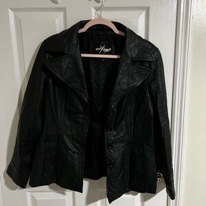 Maxima Women's Sleek Black Leather Jacket